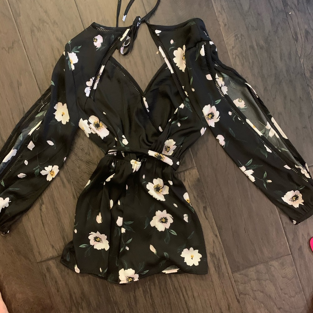 black romper with white flowers - Picture 2 of 3